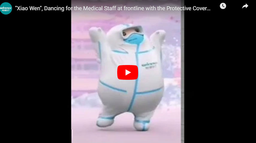 Xiao Wen danse pour le personnel médical en première ligne avec la combinaison de protection et respirateur